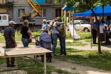 Kharkiv, Ukrayna, 11 Haziran 2025 Rus saldırısına ilk müdahale ekipleri ve sivil toplum örgütleri yanıt veriyor. Siviller, Rus saldırılarının başlıca hedefleridir ve psikolojik ve maddi desteğe ihtiyaç duyarlar..