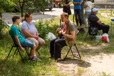 Kharkiv, Ukrayna, 11 Haziran 2025 Rus saldırısına ilk müdahale ekipleri ve sivil toplum örgütleri yanıt veriyor. Siviller, Rus saldırılarının başlıca hedefleridir ve psikolojik ve maddi desteğe ihtiyaç duyarlar..
