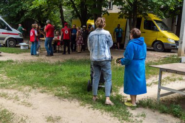 Kharkiv, Ukrayna, 11 Haziran 2025 Rus saldırısına ilk müdahale ekipleri ve sivil toplum örgütleri yanıt veriyor. Siviller, Rus saldırılarının başlıca hedefleridir ve psikolojik ve maddi desteğe ihtiyaç duyarlar..