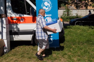 Kharkiv, Ukrayna, 11 Haziran 2025 Rus saldırısına ilk müdahale ekipleri ve sivil toplum örgütleri yanıt veriyor. Siviller, Rus saldırılarının başlıca hedefleridir ve psikolojik ve maddi desteğe ihtiyaç duyarlar..