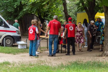 Kharkiv, Ukrayna, 11 Haziran 2025 Rus saldırısına ilk müdahale ekipleri ve sivil toplum örgütleri yanıt veriyor. Siviller, Rus saldırılarının başlıca hedefleridir ve psikolojik ve maddi desteğe ihtiyaç duyarlar..