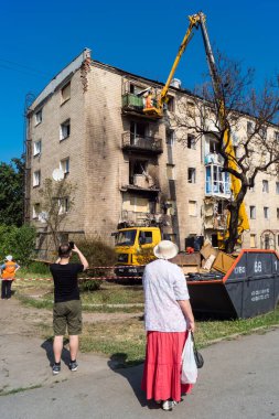 Kharkiv, Ukrayna, 11 Haziran 2025 Rus saldırısına ilk müdahale ekipleri ve sivil toplum örgütleri yanıt veriyor. Siviller, Rus saldırılarının başlıca hedefleridir ve psikolojik ve maddi desteğe ihtiyaç duyarlar..