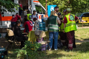 Kharkiv, Ukrayna, 11 Haziran 2025 Rus saldırısına ilk müdahale ekipleri ve sivil toplum örgütleri yanıt veriyor. Siviller, Rus saldırılarının başlıca hedefleridir ve psikolojik ve maddi desteğe ihtiyaç duyarlar..