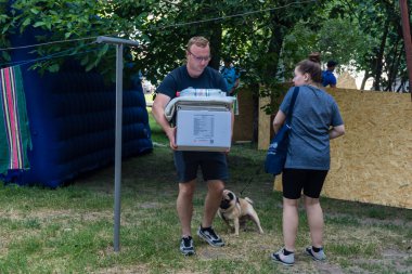 Kharkiv, Ukrayna, 11 Haziran 2025 Rus saldırısına ilk müdahale ekipleri ve sivil toplum örgütleri yanıt veriyor. Siviller, Rus saldırılarının başlıca hedefleridir ve psikolojik ve maddi desteğe ihtiyaç duyarlar..