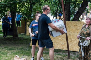 Kharkiv, Ukrayna, 11 Haziran 2025 Rus saldırısına ilk müdahale ekipleri ve sivil toplum örgütleri yanıt veriyor. Siviller, Rus saldırılarının başlıca hedefleridir ve psikolojik ve maddi desteğe ihtiyaç duyarlar..