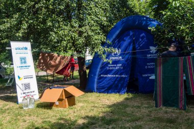 Kharkiv, Ukrayna, 11 Haziran 2025 Rus saldırısına ilk müdahale ekipleri ve sivil toplum örgütleri yanıt veriyor. Siviller, Rus saldırılarının başlıca hedefleridir ve psikolojik ve maddi desteğe ihtiyaç duyarlar..