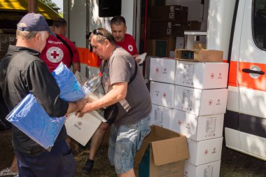 Kharkiv, Ukrayna, 11 Haziran 2025 Rus saldırısına ilk müdahale ekipleri ve sivil toplum örgütleri yanıt veriyor. Siviller, Rus saldırılarının başlıca hedefleridir ve psikolojik ve maddi desteğe ihtiyaç duyarlar..