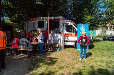 Kharkiv, Ukrayna, 11 Haziran 2025 Rus saldırısına ilk müdahale ekipleri ve sivil toplum örgütleri yanıt veriyor. Siviller, Rus saldırılarının başlıca hedefleridir ve psikolojik ve maddi desteğe ihtiyaç duyarlar..