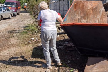 Kharkiv, Ukrayna, 11 Haziran 2025. Kharkiv 'deki ikamet binasını temizleyen insanlar, bir Rus Şaban İHA' sı tarafından vuruldu. Hasar çok büyüktü..