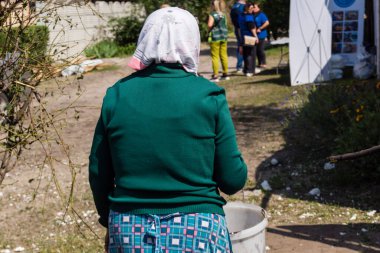 Kharkiv, Ukrayna, 11 Haziran 2025. Kharkiv 'deki ikamet binasını temizleyen insanlar, bir Rus Şaban İHA' sı tarafından vuruldu. Hasar çok büyüktü..