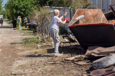 Kharkiv, Ukrayna, 11 Haziran 2025. Kharkiv 'deki ikamet binasını temizleyen insanlar, bir Rus Şaban İHA' sı tarafından vuruldu. Hasar çok büyüktü..