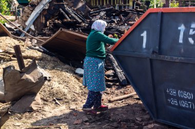 Kharkiv, Ukrayna, 11 Haziran 2025. Kharkiv 'deki ikamet binasını temizleyen insanlar, bir Rus Şaban İHA' sı tarafından vuruldu. Hasar çok büyüktü..