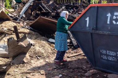 Kharkiv, Ukrayna, 11 Haziran 2025. Kharkiv 'deki ikamet binasını temizleyen insanlar, bir Rus Şaban İHA' sı tarafından vuruldu. Hasar çok büyüktü..