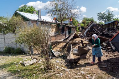Kharkiv, Ukrayna, 11 Haziran 2025. Kharkiv 'deki ikamet binasını temizleyen insanlar, bir Rus Şaban İHA' sı tarafından vuruldu. Hasar çok büyüktü..