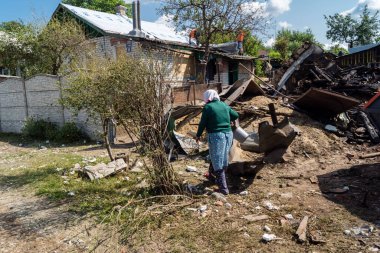 Kharkiv, Ukrayna, 11 Haziran 2025. Kharkiv 'deki ikamet binasını temizleyen insanlar, bir Rus Şaban İHA' sı tarafından vuruldu. Hasar çok büyüktü..
