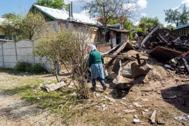 Kharkiv, Ukrayna, 11 Haziran 2025. Kharkiv 'deki ikamet binasını temizleyen insanlar, bir Rus Şaban İHA' sı tarafından vuruldu. Hasar çok büyüktü..
