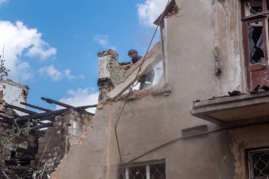 Kharkiv, Ukrayna, 11 Haziran 2025 Kharkiv 'deki küçük konut binası iki Rus Şaban uçağı tarafından vuruldu. Hasar çok fazlaydı, birkaç daire alev aldı ve çatı yırtıldı..