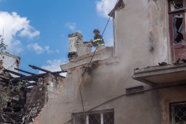 Kharkiv, Ukrayna, 11 Haziran 2025 Kharkiv 'deki küçük konut binası iki Rus Şaban uçağı tarafından vuruldu. Hasar çok fazlaydı, birkaç daire alev aldı ve çatı yırtıldı..