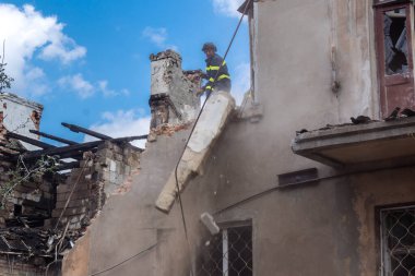 Kharkiv, Ukrayna, 11 Haziran 2025 Kharkiv 'deki küçük konut binası iki Rus Şaban uçağı tarafından vuruldu. Hasar çok fazlaydı, birkaç daire alev aldı ve çatı yırtıldı..