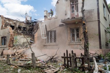 Kharkiv, Ukrayna, 11 Haziran 2025 Kharkiv 'deki küçük konut binası iki Rus Şaban uçağı tarafından vuruldu. Hasar çok fazlaydı, birkaç daire alev aldı ve çatı yırtıldı..