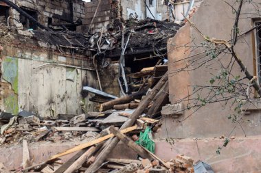 Kharkiv, Ukrayna, 11 Haziran 2025 Kharkiv 'deki küçük konut binası iki Rus Şaban uçağı tarafından vuruldu. Hasar çok fazlaydı, birkaç daire alev aldı ve çatı yırtıldı..