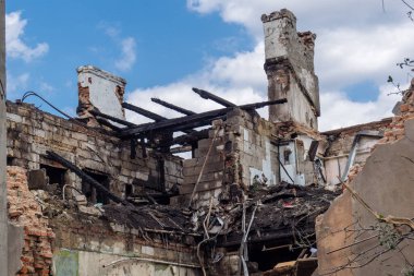 Kharkiv, Ukrayna, 11 Haziran 2025 Kharkiv 'deki küçük konut binası iki Rus Şaban uçağı tarafından vuruldu. Hasar çok fazlaydı, birkaç daire alev aldı ve çatı yırtıldı..