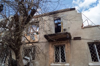 Kharkiv, Ukrayna, 11 Haziran 2025 Kharkiv 'deki küçük konut binası iki Rus Şaban uçağı tarafından vuruldu. Hasar çok fazlaydı, birkaç daire alev aldı ve çatı yırtıldı..