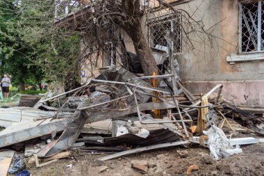 Kharkiv, Ukrayna, 11 Haziran 2025 Kharkiv 'deki küçük konut binası iki Rus Şaban uçağı tarafından vuruldu. Hasar çok fazlaydı, birkaç daire alev aldı ve çatı yırtıldı..