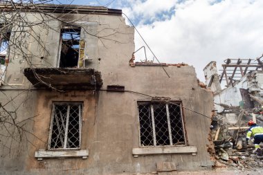 Kharkiv, Ukrayna, 11 Haziran 2025 Kharkiv 'deki küçük konut binası iki Rus Şaban uçağı tarafından vuruldu. Hasar çok fazlaydı, birkaç daire alev aldı ve çatı yırtıldı..