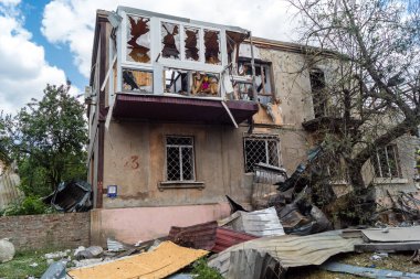 Kharkiv, Ukrayna, 11 Haziran 2025 Kharkiv 'deki küçük konut binası iki Rus Şaban uçağı tarafından vuruldu. Hasar çok fazlaydı, birkaç daire alev aldı ve çatı yırtıldı..