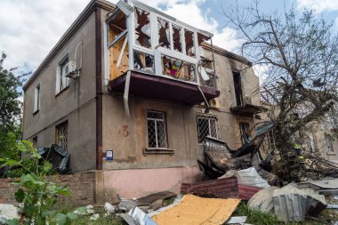 Kharkiv, Ukrayna, 11 Haziran 2025 Kharkiv 'deki küçük konut binası iki Rus Şaban uçağı tarafından vuruldu. Hasar çok fazlaydı, birkaç daire alev aldı ve çatı yırtıldı..