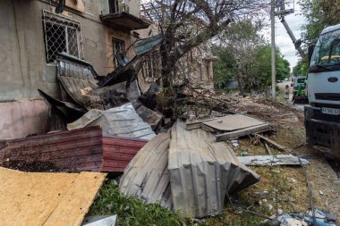 Kharkiv, Ukrayna, 11 Haziran 2025 Kharkiv 'deki küçük konut binası iki Rus Şaban uçağı tarafından vuruldu. Hasar çok fazlaydı, birkaç daire alev aldı ve çatı yırtıldı..