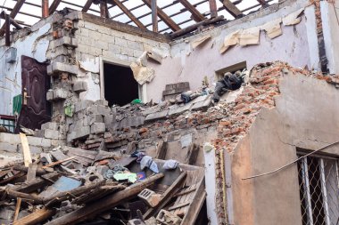 Kharkiv, Ukrayna, 11 Haziran 2025 Kharkiv 'deki küçük konut binası iki Rus Şaban uçağı tarafından vuruldu. Hasar çok fazlaydı, birkaç daire alev aldı ve çatı yırtıldı..