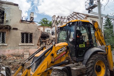 Kharkiv, Ukrayna, 11 Haziran 2025 Kharkiv 'deki küçük konut binası iki Rus Şaban uçağı tarafından vuruldu. Hasar çok fazlaydı, birkaç daire alev aldı ve çatı yırtıldı..