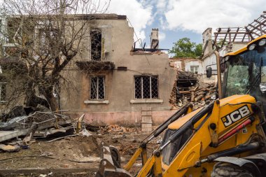 Kharkiv, Ukrayna, 11 Haziran 2025 Kharkiv 'deki küçük konut binası iki Rus Şaban uçağı tarafından vuruldu. Hasar çok fazlaydı, birkaç daire alev aldı ve çatı yırtıldı..