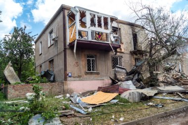 Kharkiv, Ukrayna, 11 Haziran 2025 Kharkiv 'deki küçük konut binası iki Rus Şaban uçağı tarafından vuruldu. Hasar çok fazlaydı, birkaç daire alev aldı ve çatı yırtıldı..