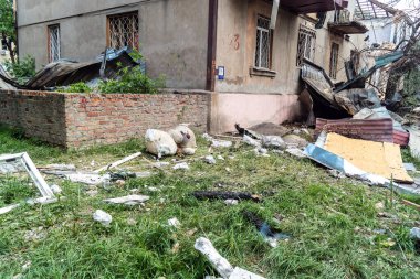 Kharkiv, Ukrayna, 11 Haziran 2025 Kharkiv 'deki küçük konut binası iki Rus Şaban uçağı tarafından vuruldu. Hasar çok fazlaydı, birkaç daire alev aldı ve çatı yırtıldı..