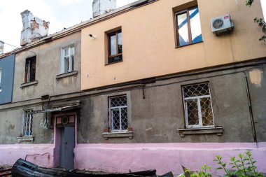 Kharkiv, Ukrayna, 11 Haziran 2025 Kharkiv 'deki küçük konut binası iki Rus Şaban uçağı tarafından vuruldu. Hasar çok fazlaydı, birkaç daire alev aldı ve çatı yırtıldı..