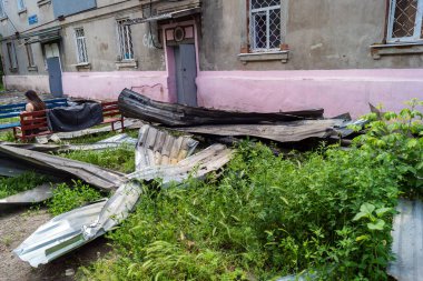 Kharkiv, Ukrayna, 11 Haziran 2025 Kharkiv 'deki küçük konut binası iki Rus Şaban uçağı tarafından vuruldu. Hasar çok fazlaydı, birkaç daire alev aldı ve çatı yırtıldı..