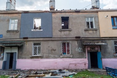 Kharkiv, Ukrayna, 11 Haziran 2025 Kharkiv 'deki küçük konut binası iki Rus Şaban uçağı tarafından vuruldu. Hasar çok fazlaydı, birkaç daire alev aldı ve çatı yırtıldı..