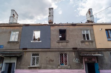 Kharkiv, Ukrayna, 11 Haziran 2025 Kharkiv 'deki küçük konut binası iki Rus Şaban uçağı tarafından vuruldu. Hasar çok fazlaydı, birkaç daire alev aldı ve çatı yırtıldı..