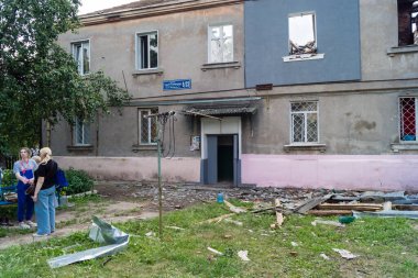 Kharkiv, Ukrayna, 11 Haziran 2025 Kharkiv 'deki küçük konut binası iki Rus Şaban uçağı tarafından vuruldu. Hasar çok fazlaydı, birkaç daire alev aldı ve çatı yırtıldı..