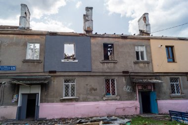 Kharkiv, Ukrayna, 11 Haziran 2025 Kharkiv 'deki küçük konut binası iki Rus Şaban uçağı tarafından vuruldu. Hasar çok fazlaydı, birkaç daire alev aldı ve çatı yırtıldı..