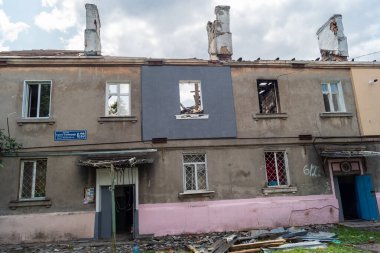 Kharkiv, Ukrayna, 11 Haziran 2025 Kharkiv 'deki küçük konut binası iki Rus Şaban uçağı tarafından vuruldu. Hasar çok fazlaydı, birkaç daire alev aldı ve çatı yırtıldı..