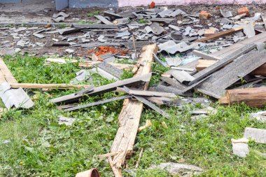 Kharkiv, Ukrayna, 11 Haziran 2025 Kharkiv 'deki küçük konut binası iki Rus Şaban uçağı tarafından vuruldu. Hasar çok fazlaydı, birkaç daire alev aldı ve çatı yırtıldı..