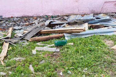 Kharkiv, Ukrayna, 11 Haziran 2025 Kharkiv 'deki küçük konut binası iki Rus Şaban uçağı tarafından vuruldu. Hasar çok fazlaydı, birkaç daire alev aldı ve çatı yırtıldı..