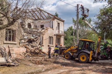 Kharkiv, Ukrayna, 11 Haziran 2025 Kharkiv 'deki küçük konut binası iki Rus Şaban uçağı tarafından vuruldu. Hasar çok fazlaydı, birkaç daire alev aldı ve çatı yırtıldı..