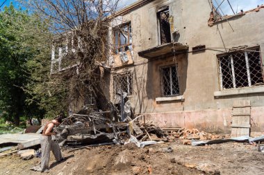 Kharkiv, Ukrayna, 11 Haziran 2025 Kharkiv 'deki küçük konut binası iki Rus Şaban uçağı tarafından vuruldu. Hasar çok fazlaydı, birkaç daire alev aldı ve çatı yırtıldı..