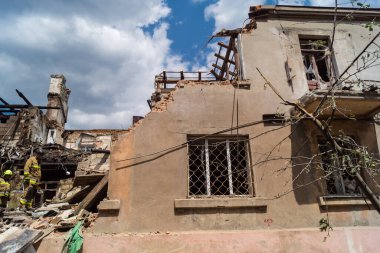 Kharkiv, Ukrayna, 11 Haziran 2025 Kharkiv 'deki küçük konut binası iki Rus Şaban uçağı tarafından vuruldu. Hasar çok fazlaydı, birkaç daire alev aldı ve çatı yırtıldı..