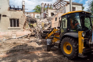 Kharkiv, Ukrayna, 11 Haziran 2025 Kharkiv 'deki küçük konut binası iki Rus Şaban uçağı tarafından vuruldu. Hasar çok fazlaydı, birkaç daire alev aldı ve çatı yırtıldı..